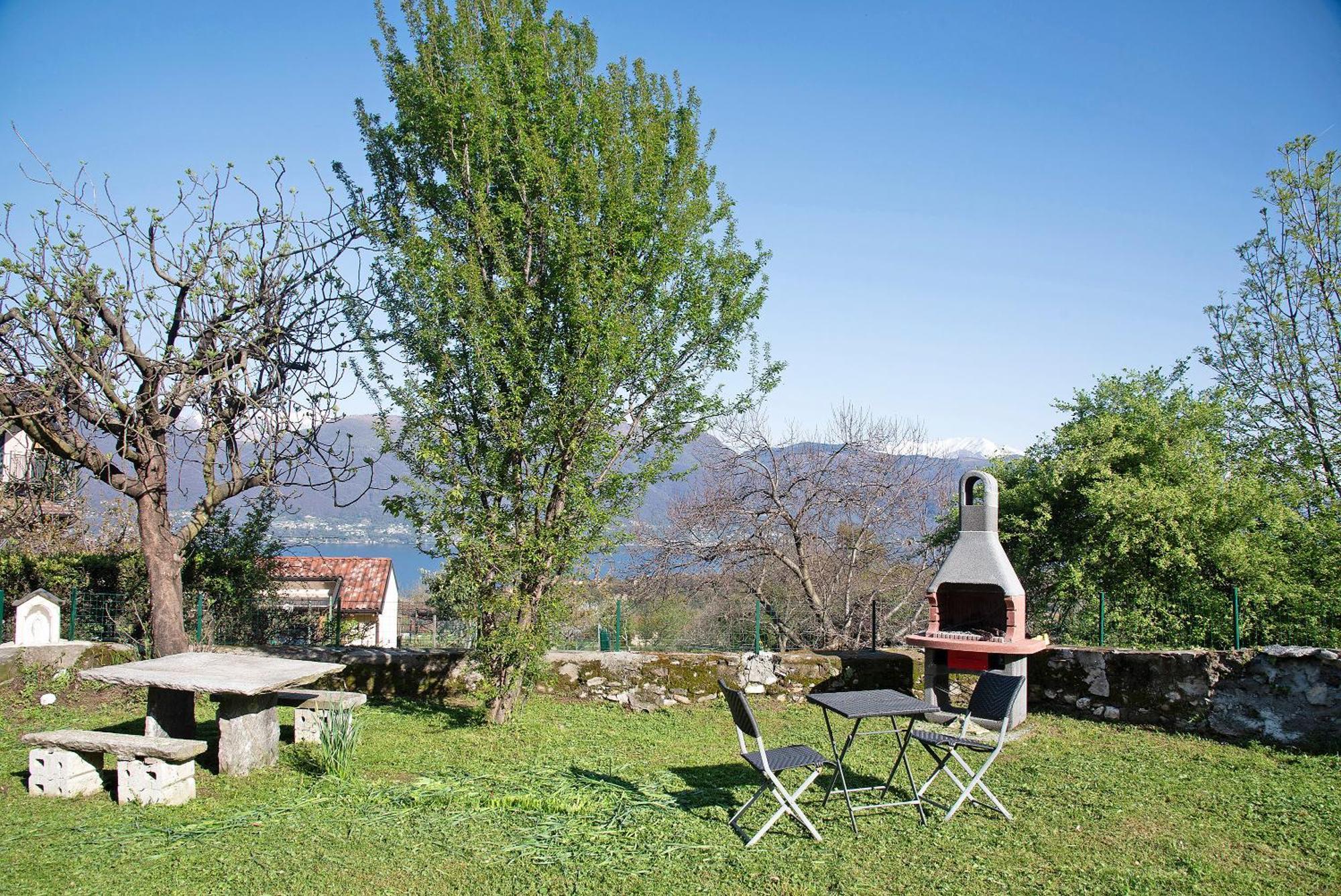 Apartmán La Vecchia Torre Porto Valtravaglia Exteriér fotografie