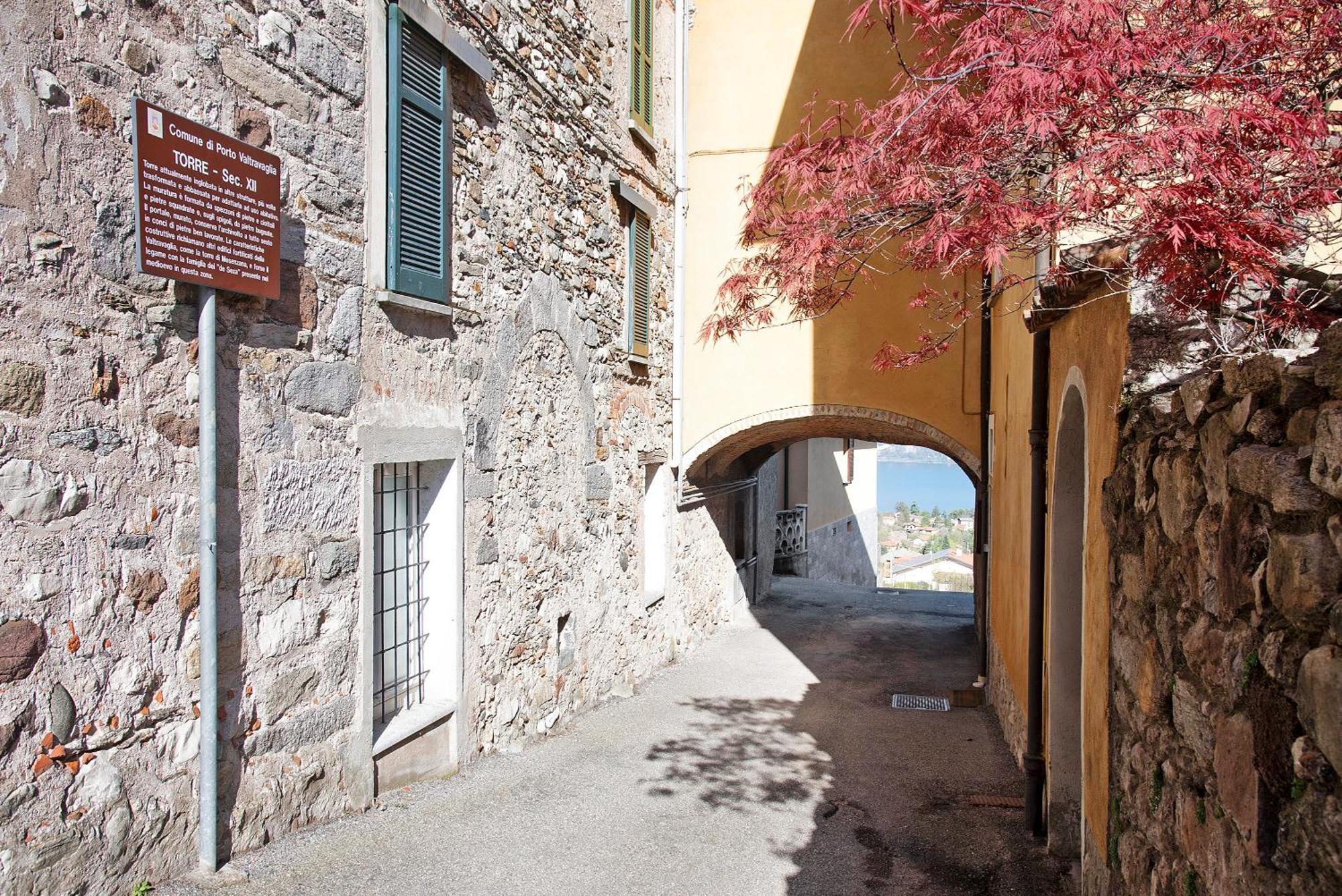 Apartmán La Vecchia Torre Porto Valtravaglia Exteriér fotografie